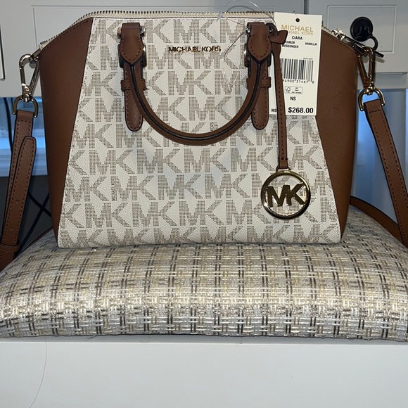 Michael Kors Handbags - Michael Kors- NWT Purse- Remove Straps
